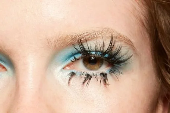 FEATHERY LASHES: A BOLD BEAUTY STATEMENT