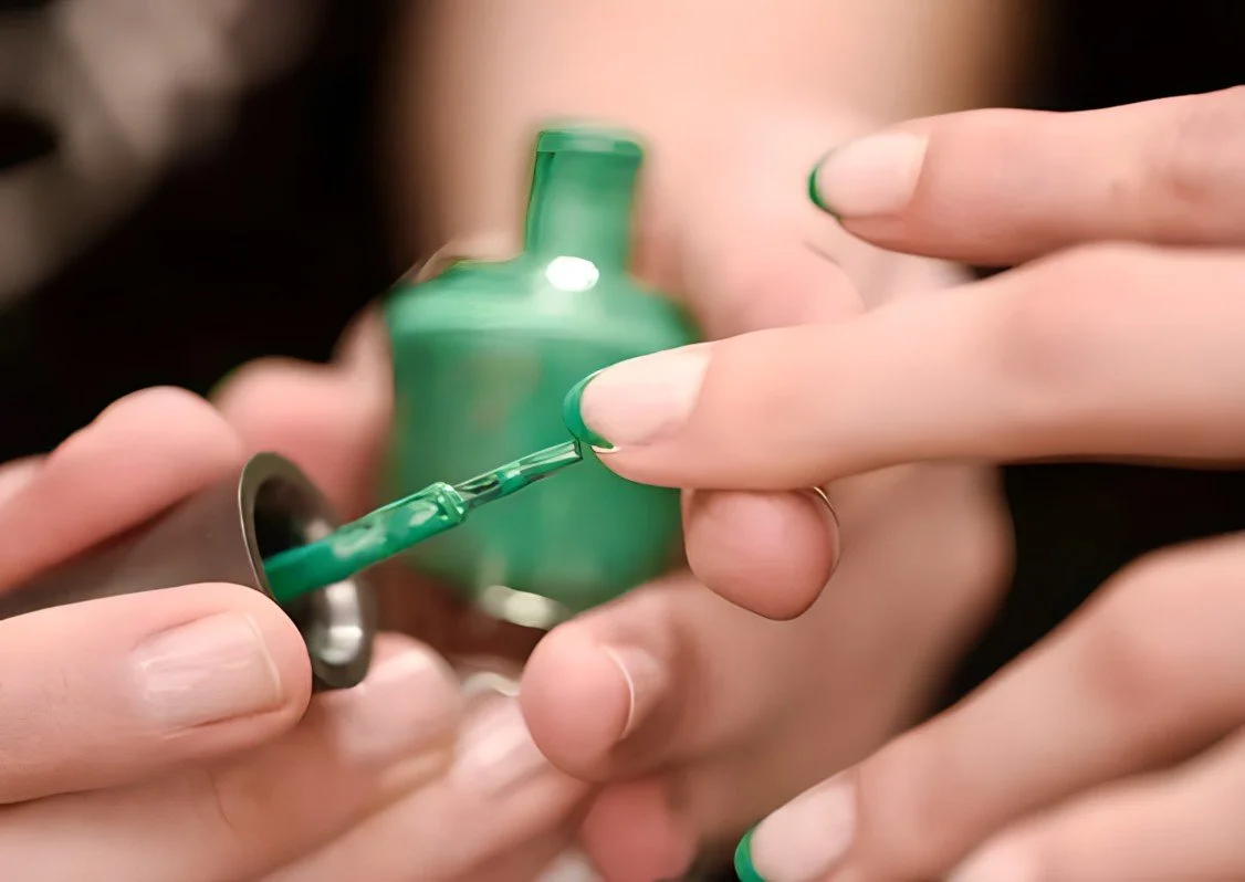 THE MICRO FRENCH MANICURE TREND