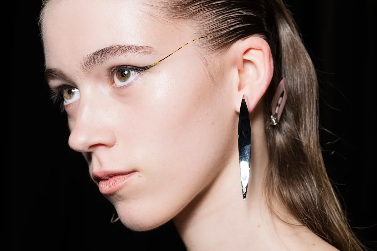Mugler drawn wing eye extending toward the temple